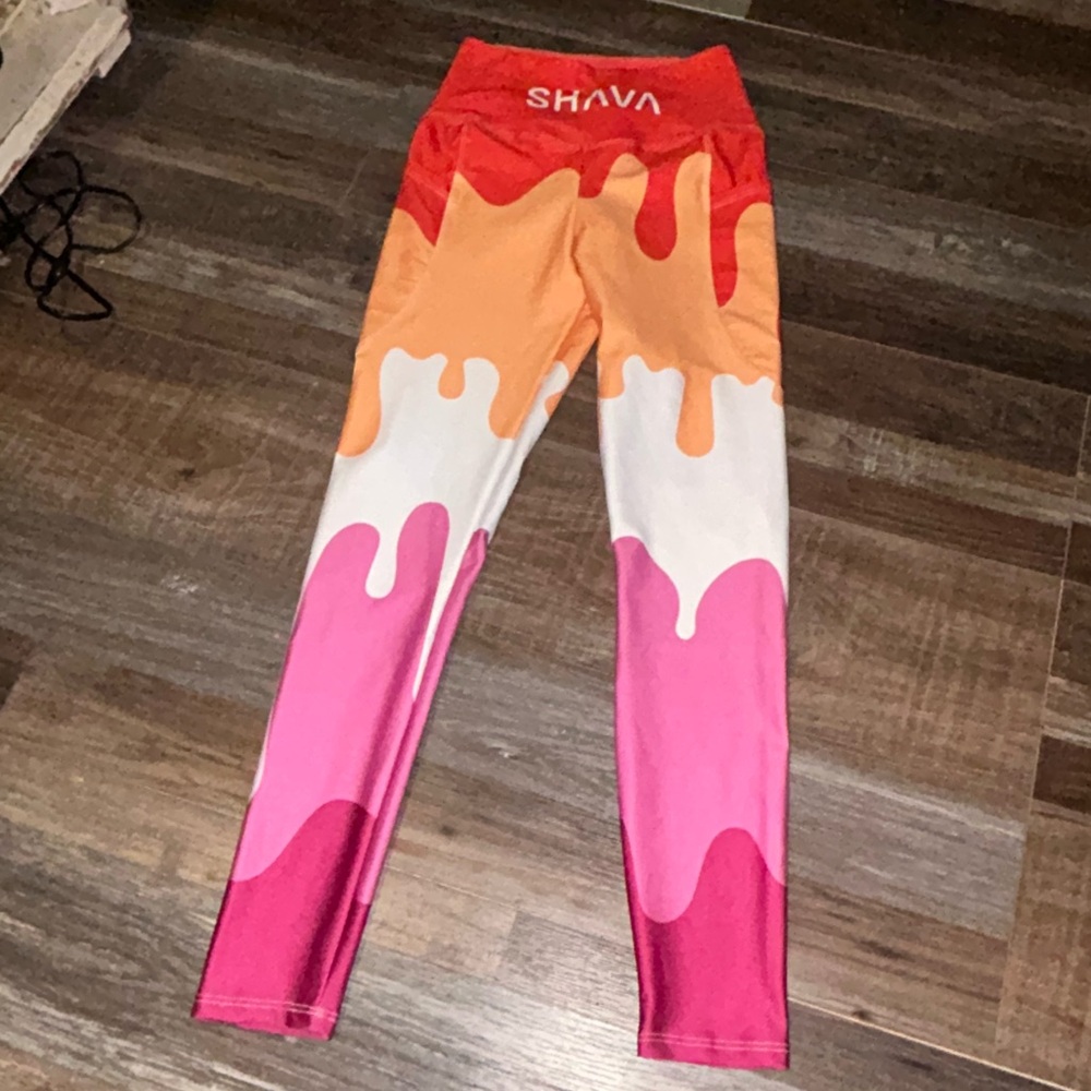 Shava 💋Ice Cream Yoga leggings with a pink, orange, and white drip pattern. 
124